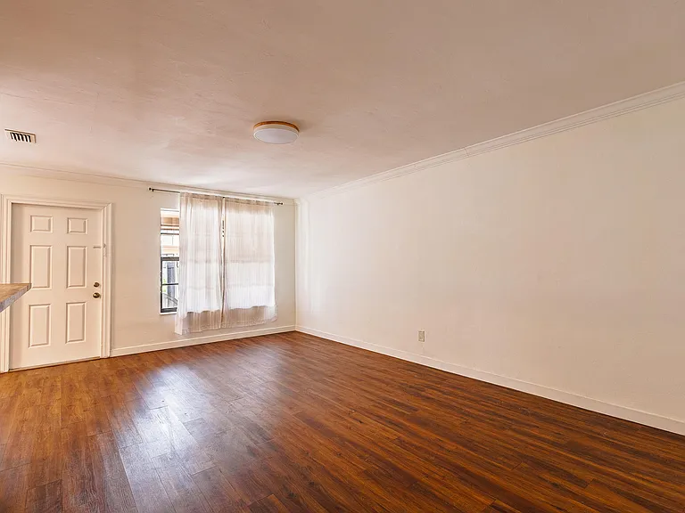 520 NE 58th St #B — Photo 4
