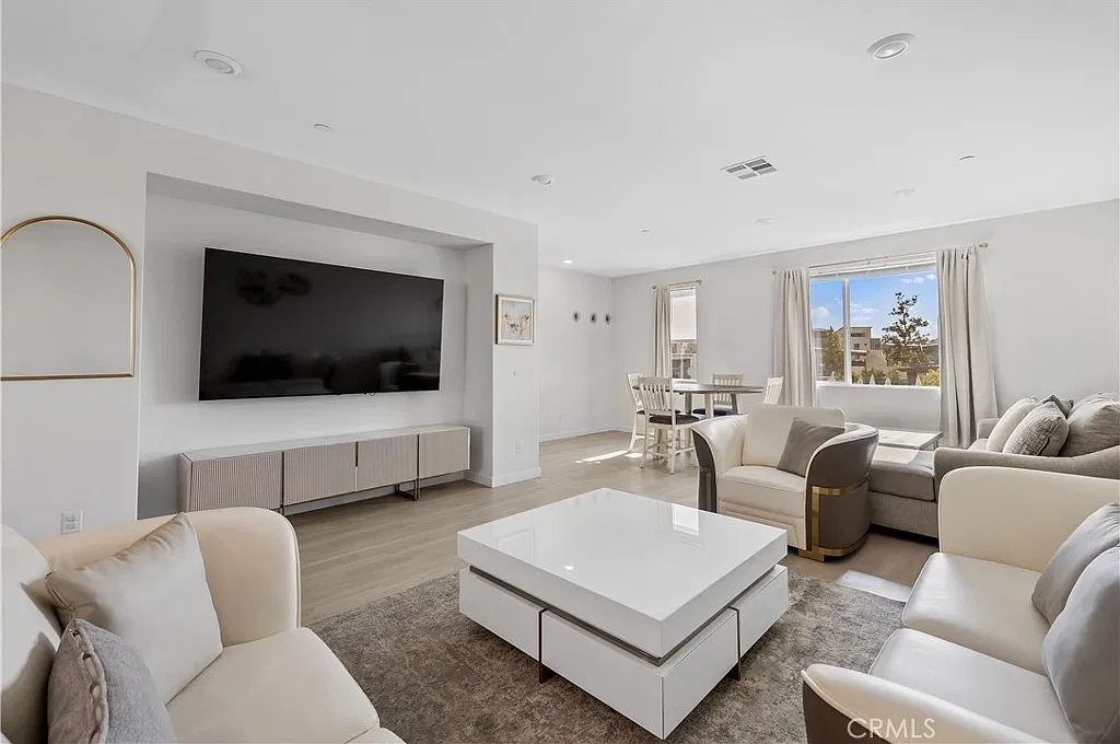3 bed, 1920 sqft, $4,395 — Photo 1