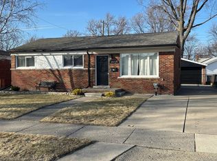 21701 Barton St, Saint Clair Shores, MI 48081