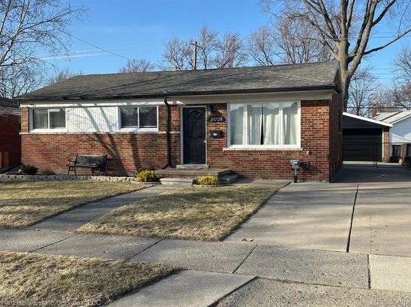 21701 Barton St, Saint Clair Shores, MI 48081