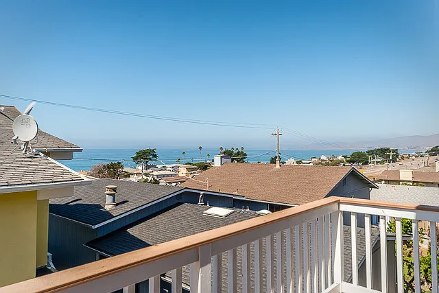 4 bedroom two story home in Cayucos — Photo 2