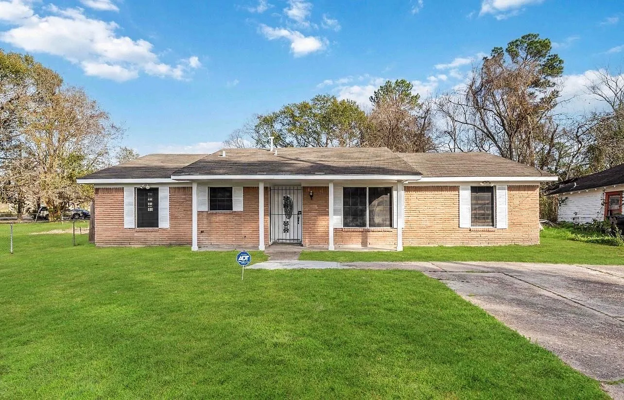 3 bed, 2.0 bath, 1631 sqft, $1,800 — Photo 1