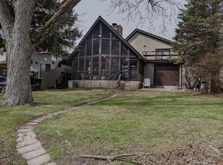 2806 S Riverside Dr, McHenry, IL 60050