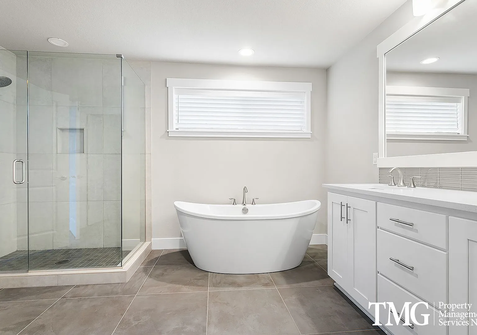 Beautiful 4-Bedroom Home in Camas with Modern Living — Photo 2