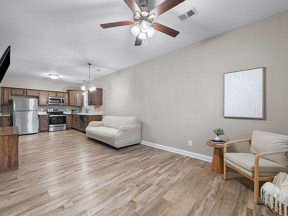3rd image of 210A Texas Ave