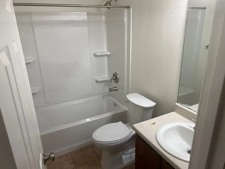 1911 Gracy Farms Ln — Photo 9