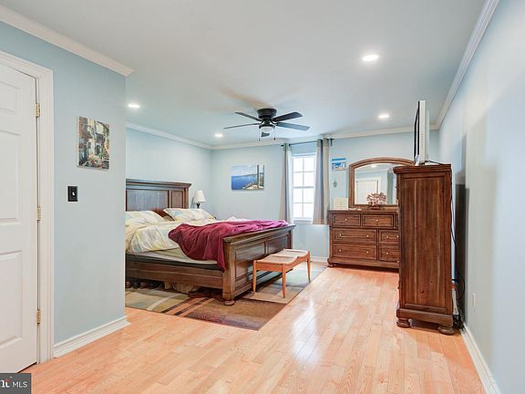 4th image of 165 Poplar St