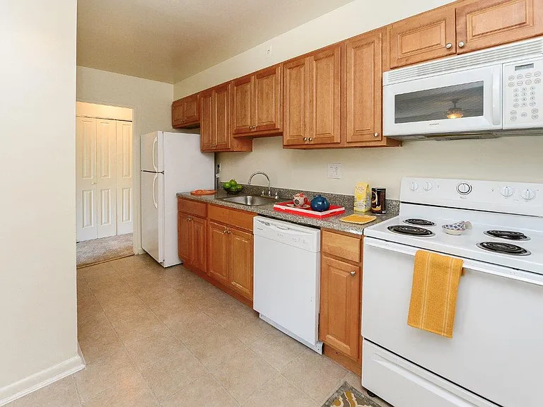 Colonials Apartment Homes — Photo 6