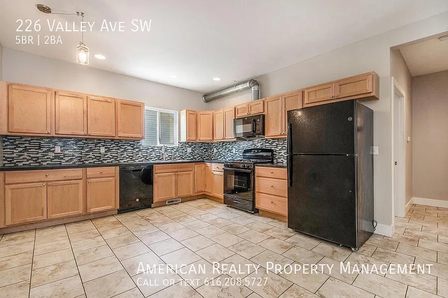 5 bed, 1450 sqft, $2,600 — Photo 2