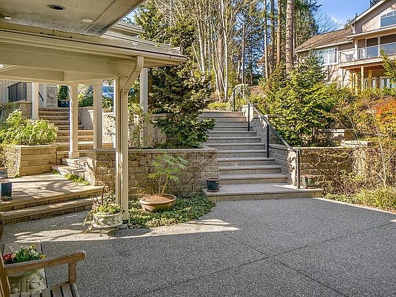 3rd image of 1006 185th Ave NE