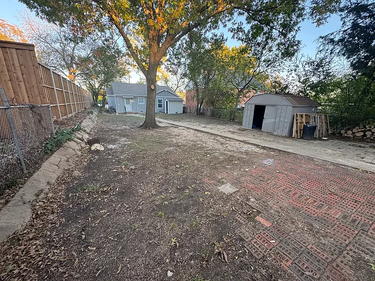 1320 N Travis St — Photo 22