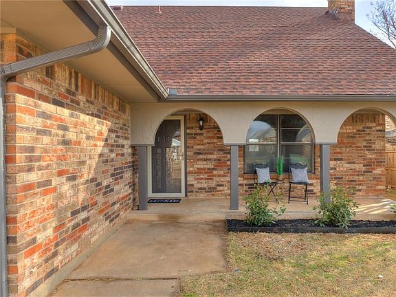 3rd image of 608 S Silver Leaf Dr