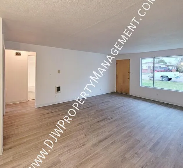 211 Owyhee Ave — Photo 3