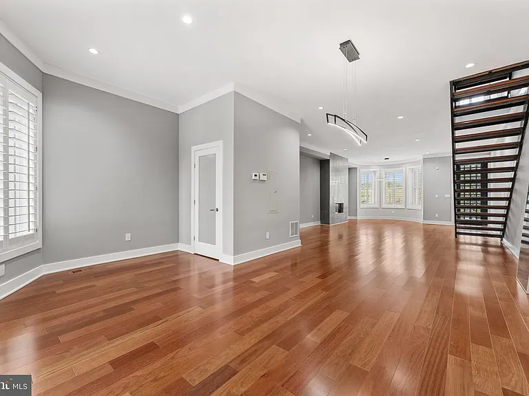 2421 1st St NW #1 — Photo 7