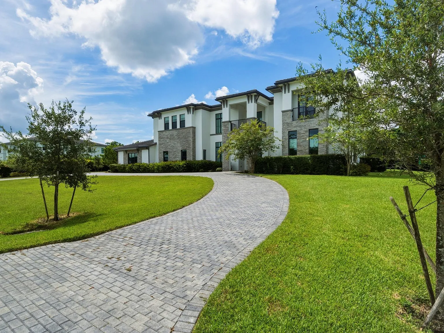 6 bed, 6.0 bath, 7895 sqft, $25,000 — Photo 4