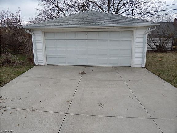 3rd image of 13705 Linn Ave