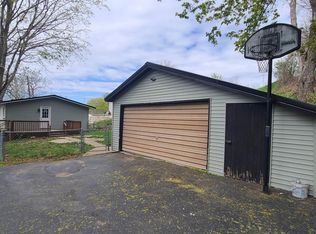 606 Plum St NE, Elkader, IA 52043