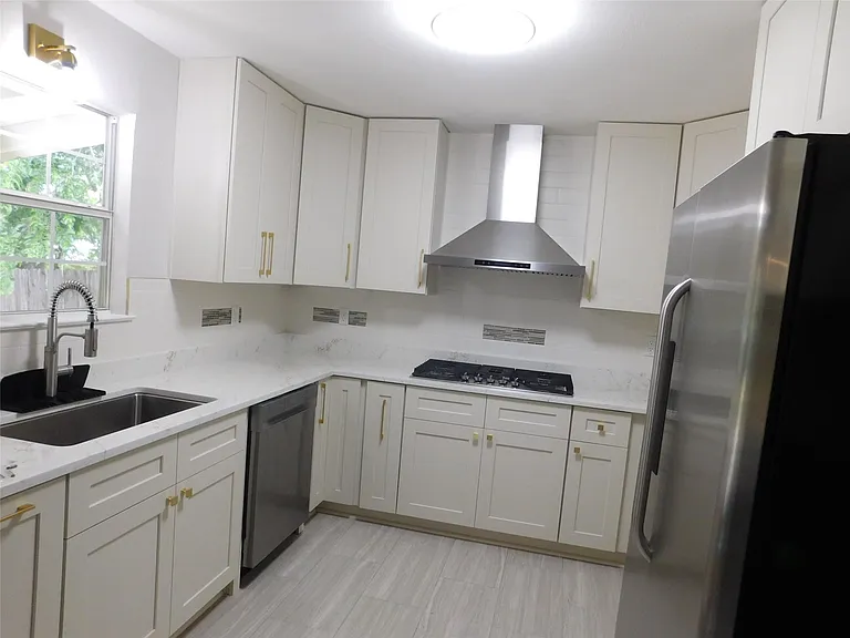 2307 Galway St — Photo 3