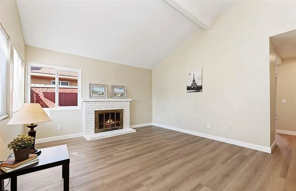 3 bed, 1198 sqft, $3,200 — Photo 2