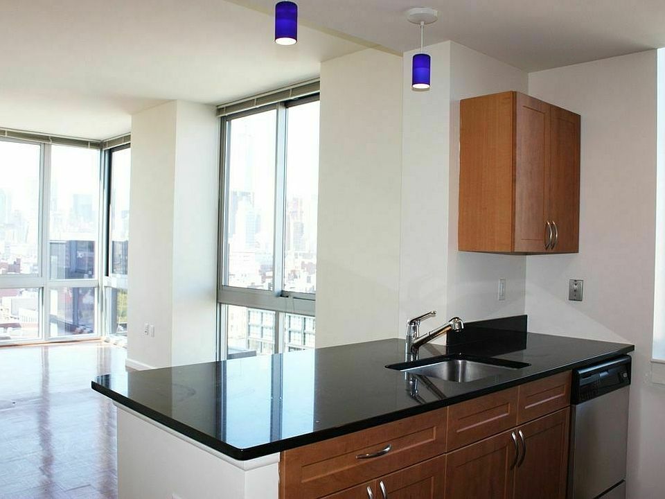 1st image of 229 Chrystie St APT 910