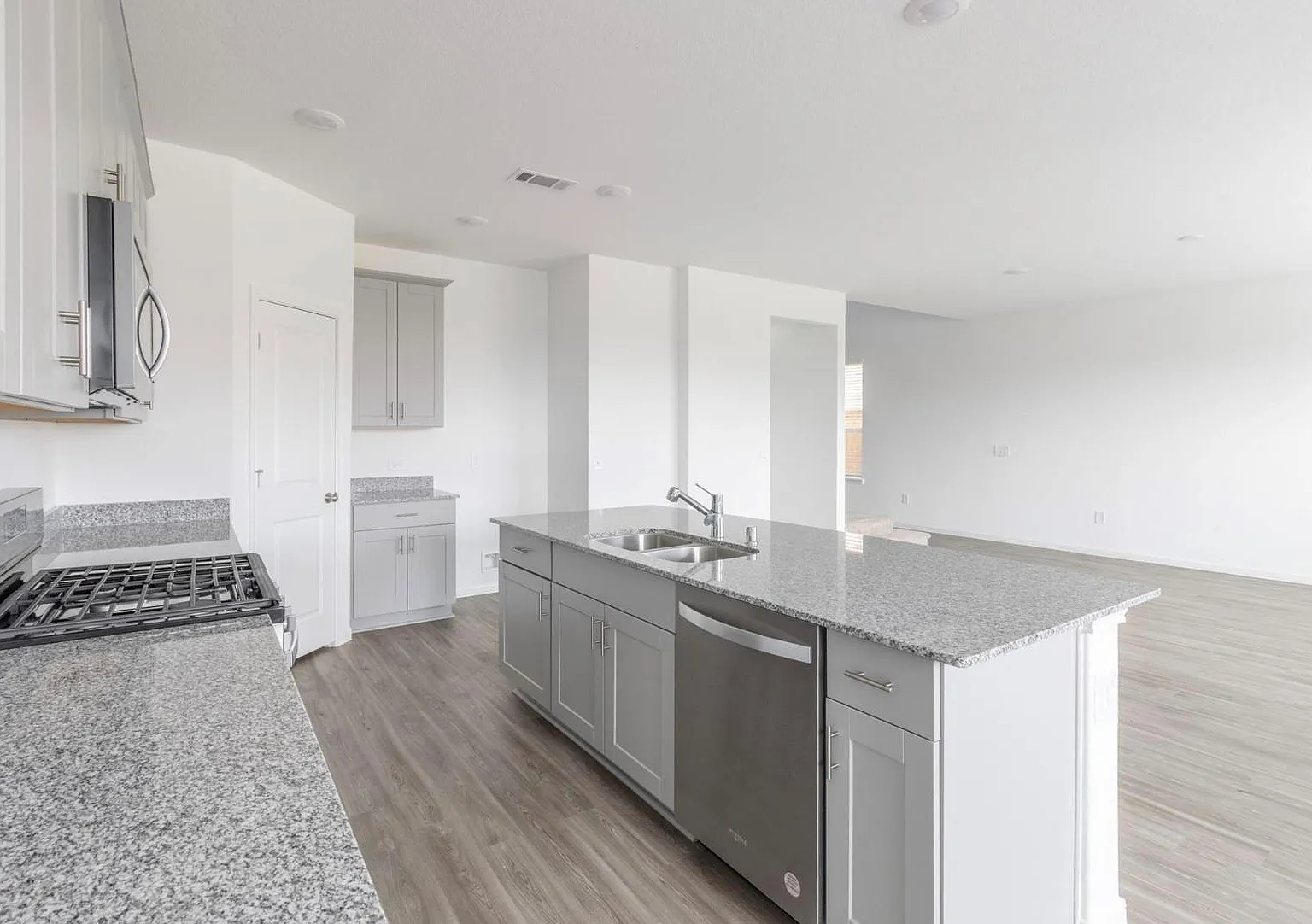 4 bed, 3.0 bath, 2470 sqft, $2,400 — Photo 3