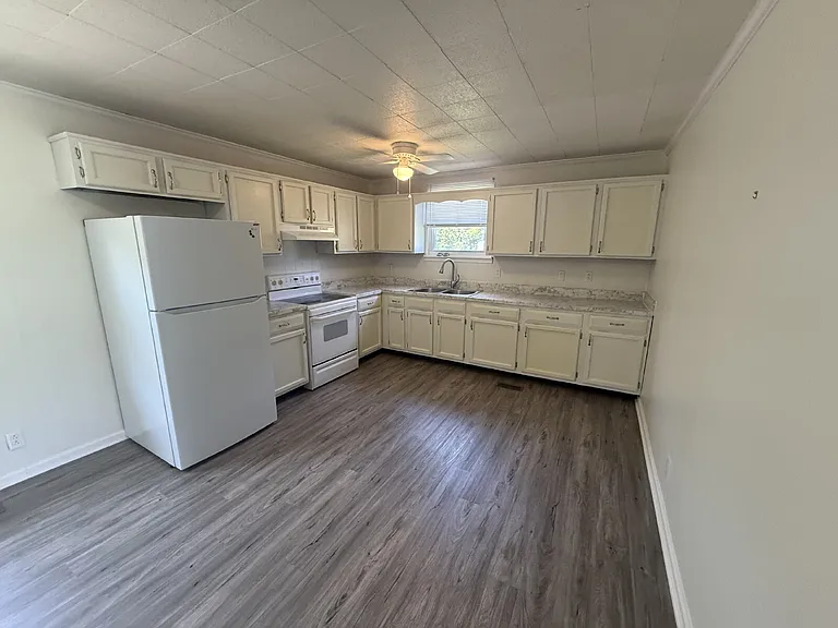 1318 Courtney Dr — Photo 5