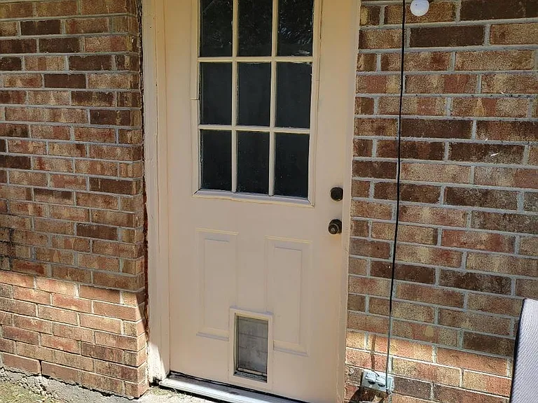 600 E Oak St — Photo 2