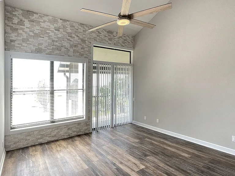 415 Laurel Cove Way — Photo 3