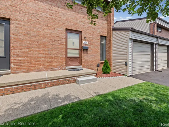 1925 Nicholas Ct, Warren, MI 48092