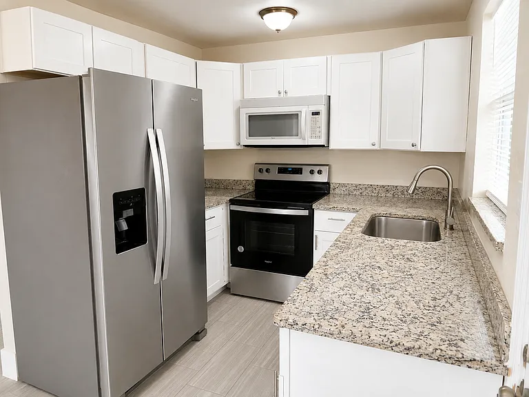 820 Central Dr — Photo 2