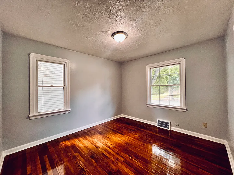 8606 Rosewood Ave — Photo 11