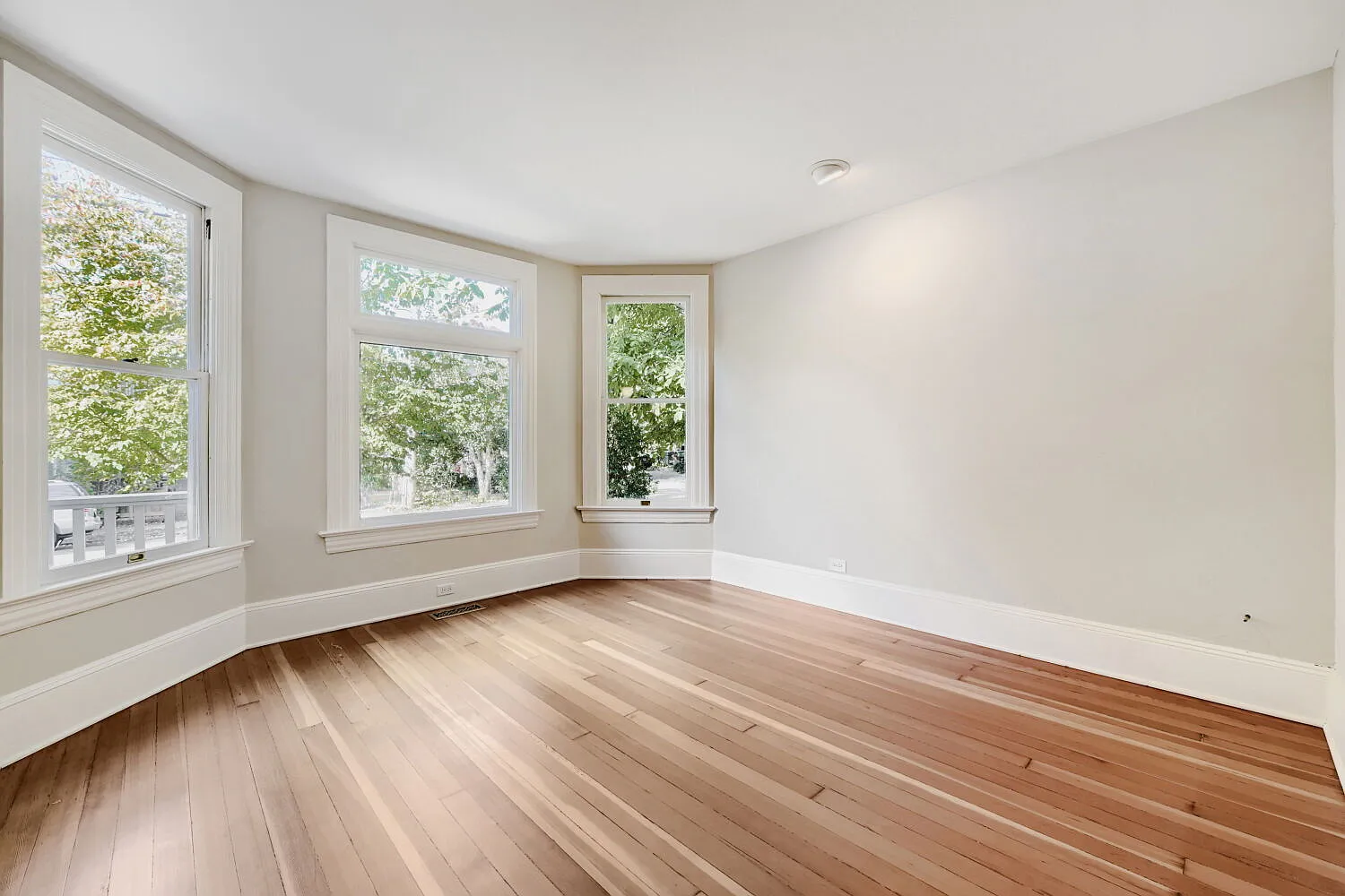 5 bed, 3.0 bath, 4060 sqft, $5,000 — Photo 1