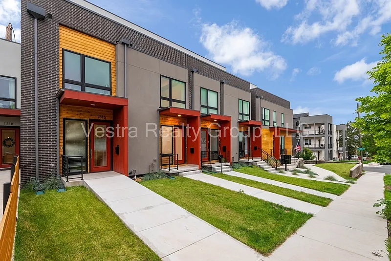 3 bed, 3.5 bath, 1665 sqft, $2,995 — Photo 1