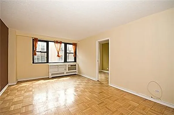 Sold by R New York | media 7