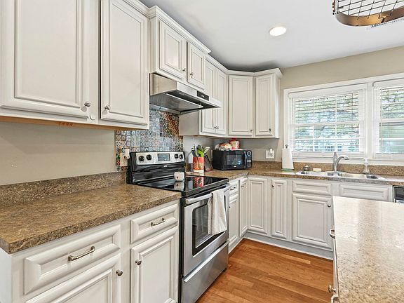 5th image of 401 Poinsett Rd.