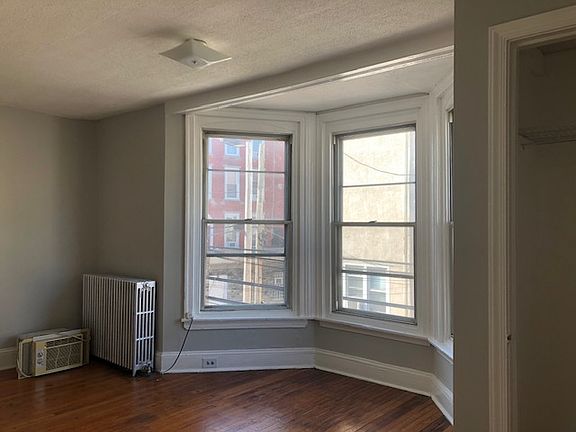 4th image of 131 Green Ln #2R