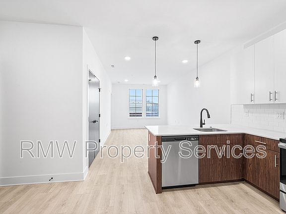 2nd image of 943 Washington Ave Unit 202