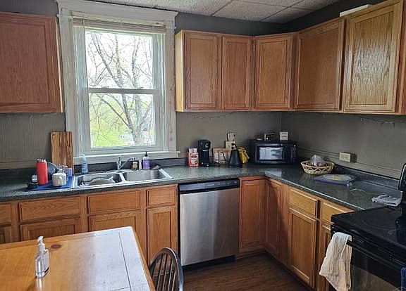 4th image of 2372 Fairview Ave