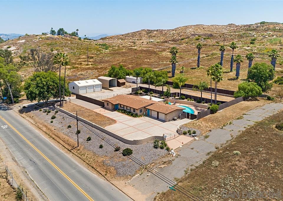 1st image of 820 Country Club Dr