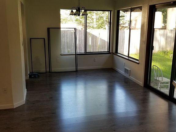 5th image of 912 192nd St E