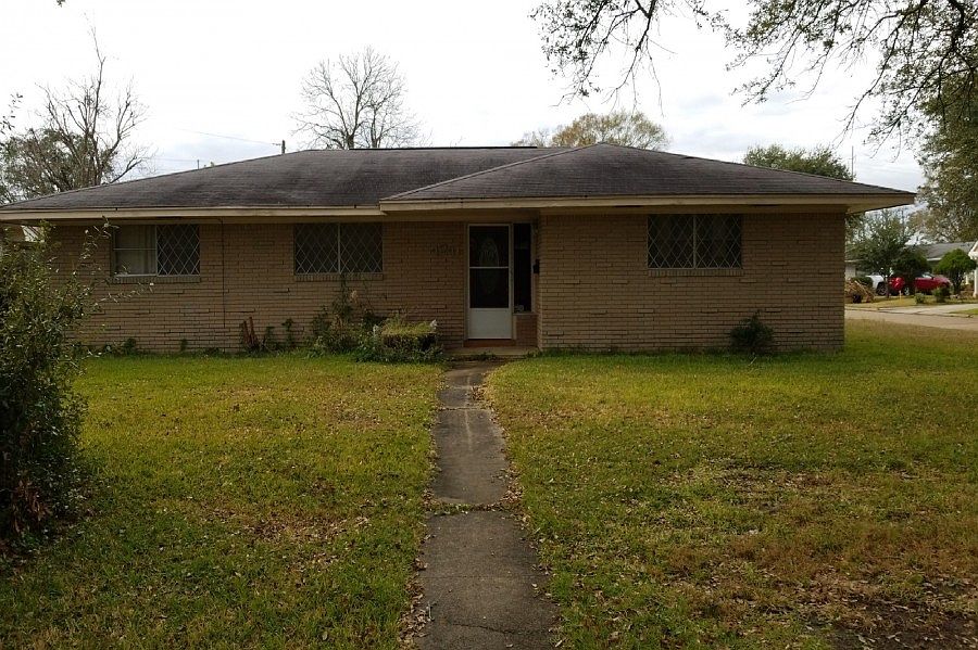 1st image of 4241 Charlotte Dr