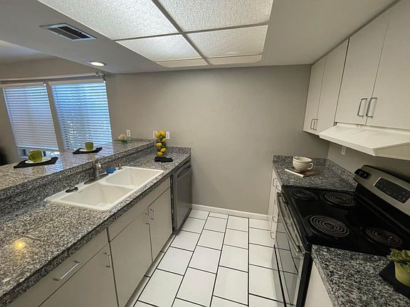 4th image of 915 Vegas Valley Dr