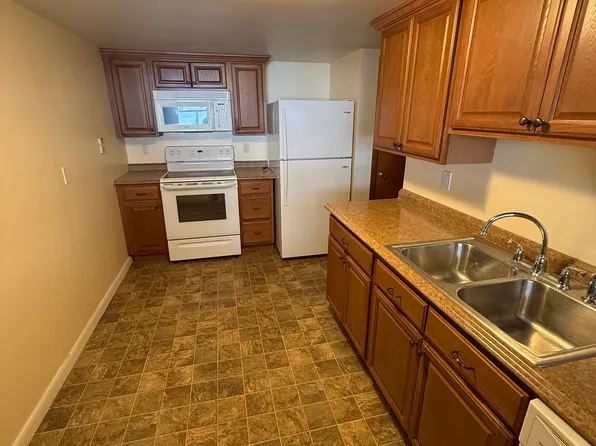 2 Crestwood Rd #2, Leicester, MA 01524