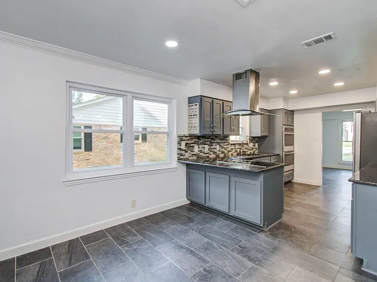674 Ravensworth Dr — Photo 4