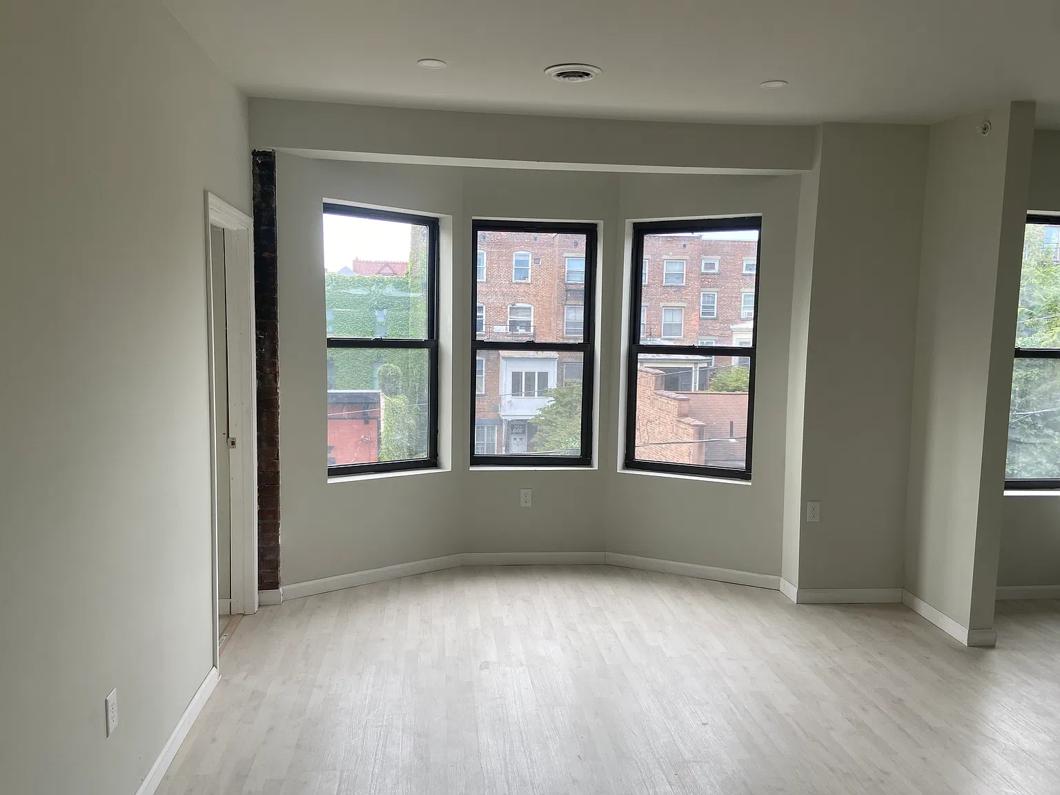 3 bed, 1083 sqft, $2,200 — Photo 3