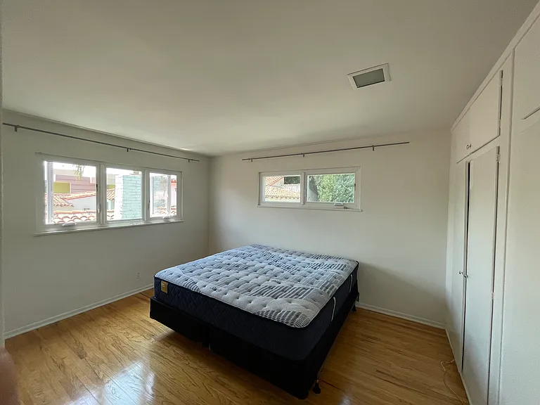 1479 N Havenhurst Dr #4 — Photo 27