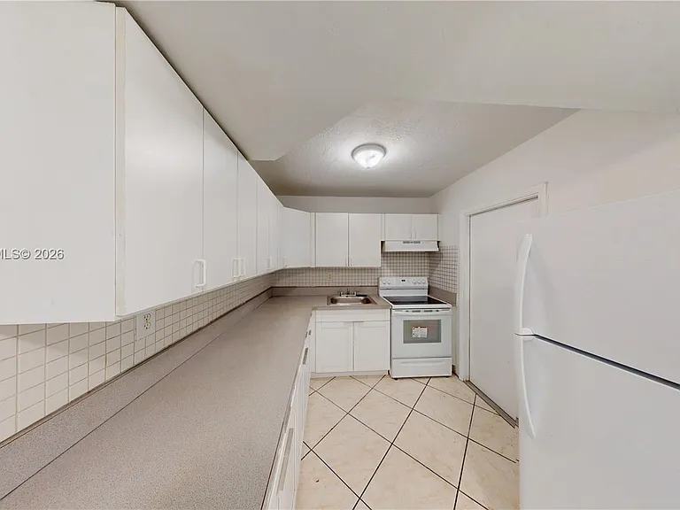 6811 SW 16th St — Photo 4