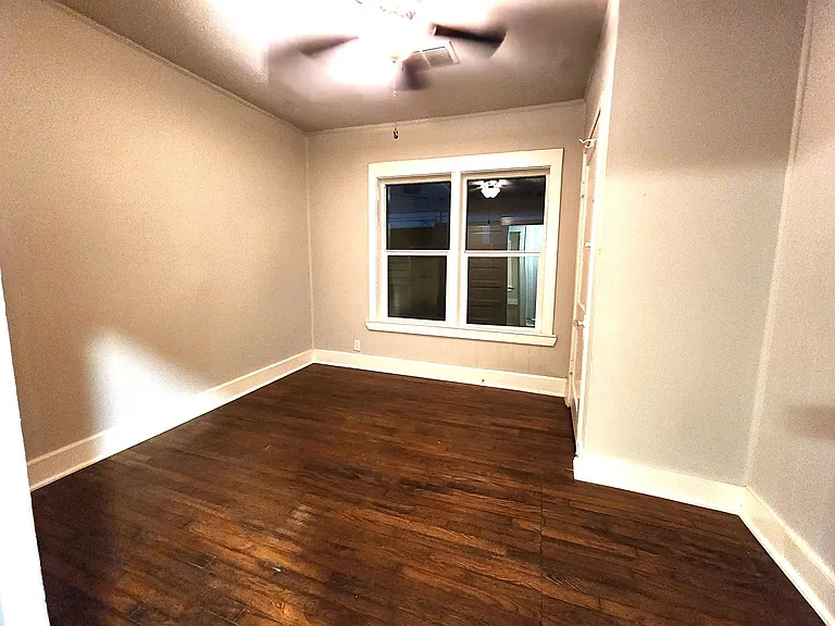 2114 N Elm St — Photo 22