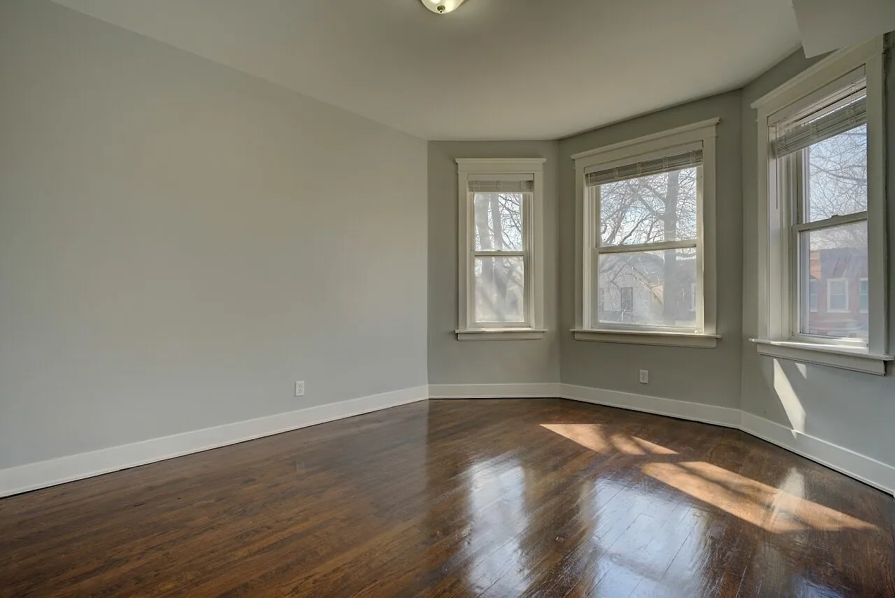 3 bed, 1400 sqft, $1,800 — Photo 2