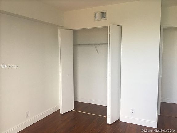 5th image of 3300 NE 191st St APT 1704